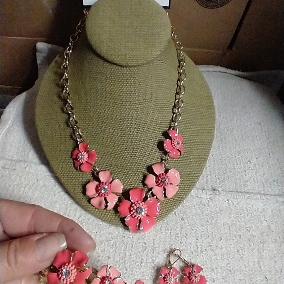 Goldtone pink floral flower 🌸🌹necklace bracelet earrings set - Picture 4 of 6
